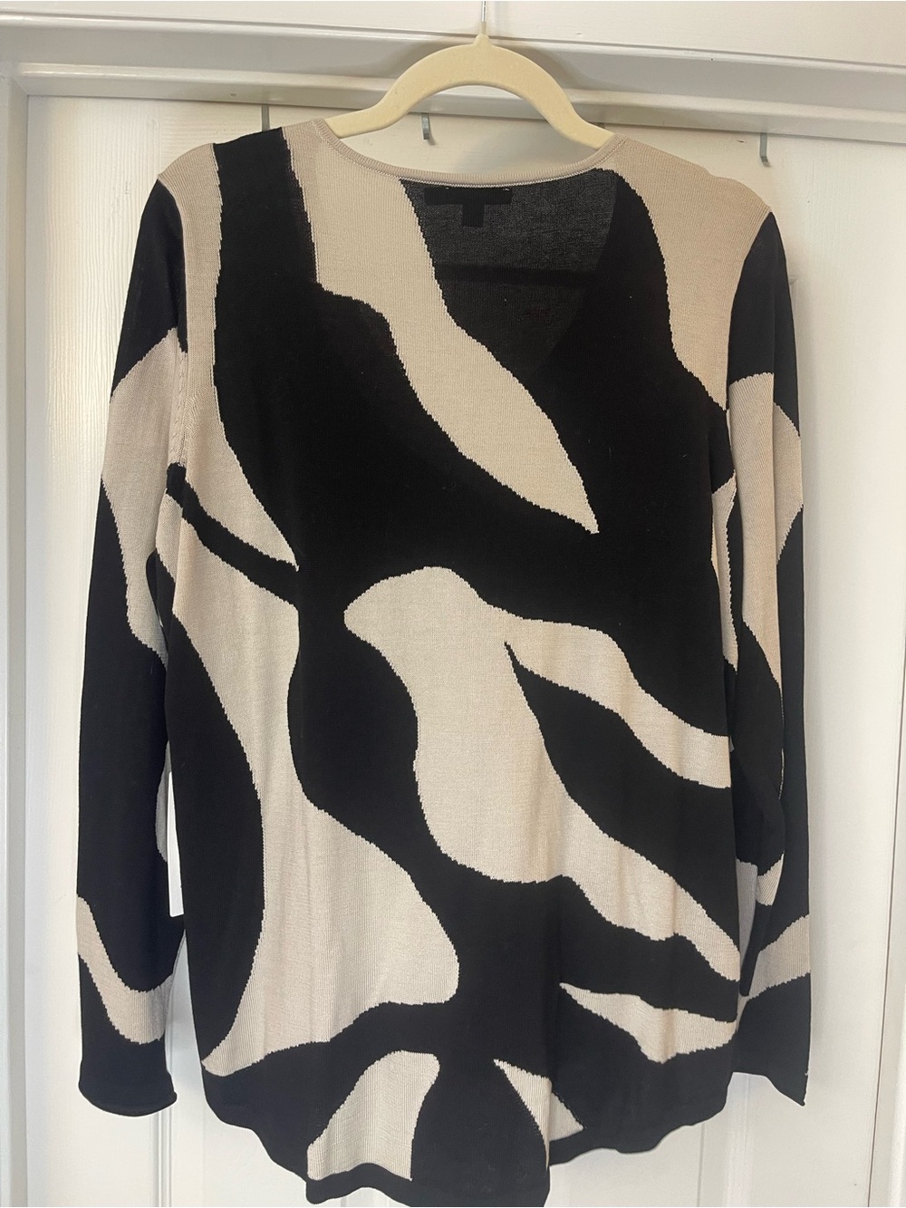 NWT Chico's Black and Beige V-Neck Abstract Knit Sweater - Picture 2 of 4